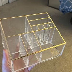 MAKEUP ORGANIZER